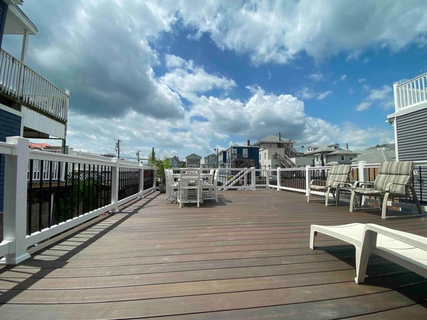 Big Deck Energy-1 Block To & Boardwalk Holiday home Atlantic City