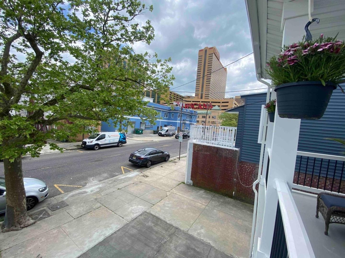 Big Deck Energy-1 Block To & Boardwalk Holiday home