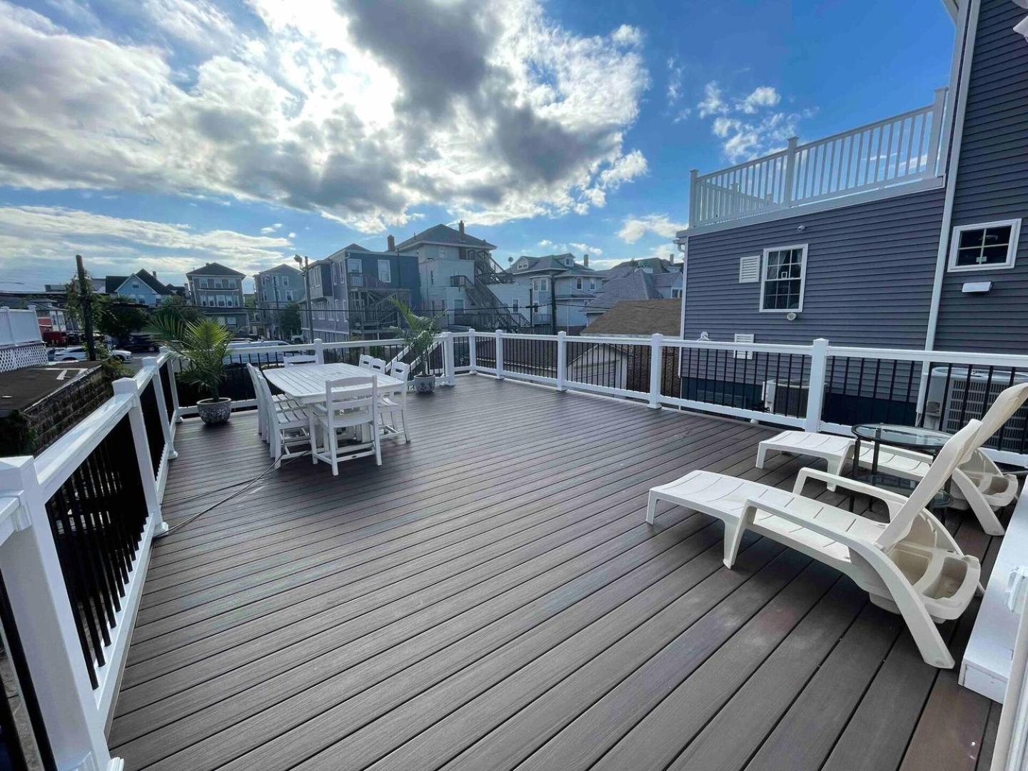Big Deck Energy-1 Block To & Boardwalk Holiday home